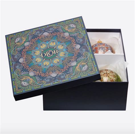 Voor op je wishlist: de kerstballen van Dior 